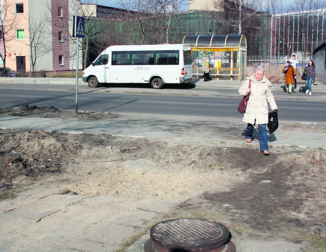 Nie ma już ścieżki. By dojść do osiedla, trzeba iść po piachu