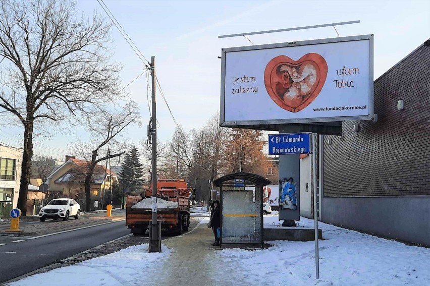 Billboardy z rysunkiem dziecka w sercu-łonie wiszą w całej...