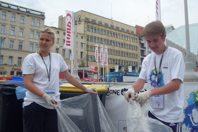 Aleksandra Fertała (lat 20) i Marek Rybka (lat 19) dbają, by na terenie strefy kibica był porządekPracują na dwie zmiany. Jak mówią, najtrudniejsza jest ta popołudniowa, bo najwięcej trzeba się nasprzątać. Ale nie narzekają. Liczą, że poza wynagrodzeniem takie doświadczenie jak praca przy organizacji mistrzostw przyda się w przyszłości. Aleksandra studiuje na poznańskim Uniwersytecie Przyrodniczym. - Natomiast ja zrobiłem sobie małą przerwę między maturą a studiami - wyjaśnia Marek.   