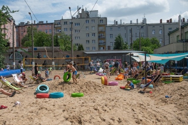 Lato na Madalinie to cykliczne bezpłatne wydarzenie, które będzie się odbywać we wszystkie weekendy lipca i sierpnia w zajezdni przy ulicy Madalińskiego w Poznaniu.