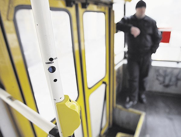 Najczęściej brakuje kasowników przy ostatnich drzwiach autobusów i tramwajów.