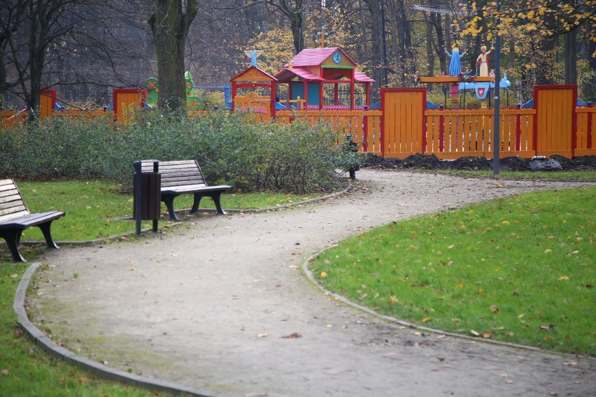 Przy Parku Łazienkowskim wyrósł bardzo nietypowy plac zabaw....