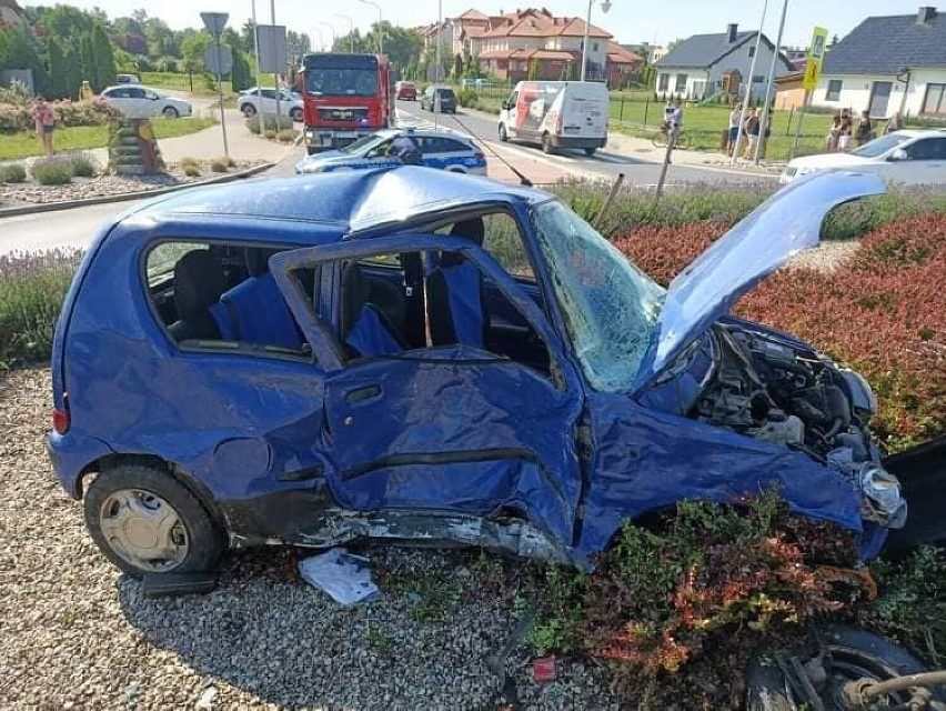 Po wypadku w Kleczewie jeden z samochodów znalazł się na...