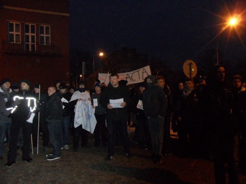 Kilkaset osób protestowało przeciwko ACTA w Częstochowie [ZDJĘCIA i WIDEO]