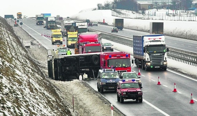 Ciężarówki pędzące zimą po ośnieżonych drogach stwarzają śmiertelne zagrożenie