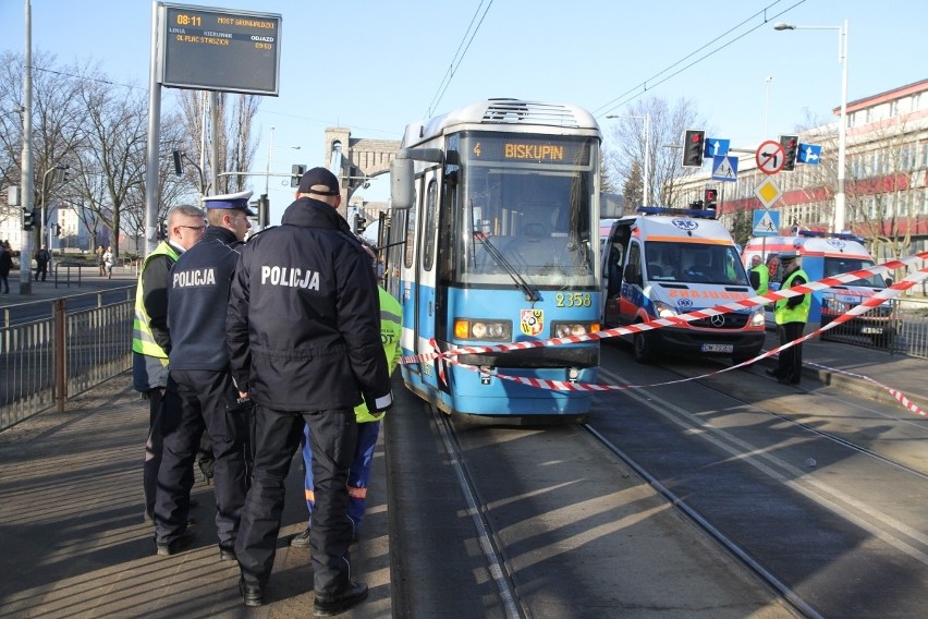 Wrocław: Tramwaj potrącił kobietę przed mostem Grunwaldzkim (ZDJĘCIA)
