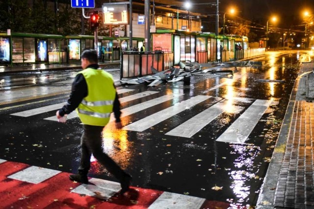 Zniszczenia w mieście po przejściu wichury