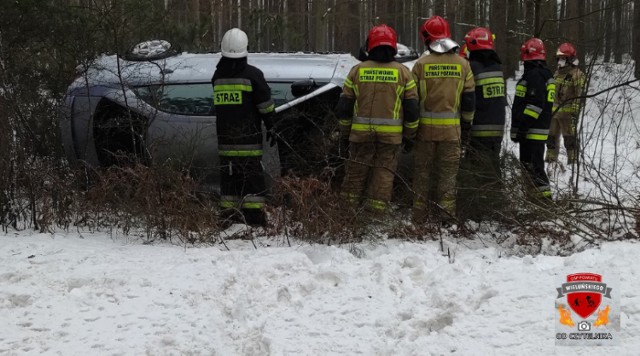 Dachowanie samochodu w Borowcu pod Wieluniem. Uwaga! Na drogach nadal panują trudne warunki