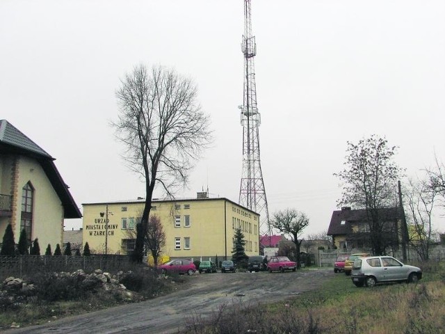 Pięćdziesięciometrowa wieża od dziesięciu lat szpeci architekturę Żarek