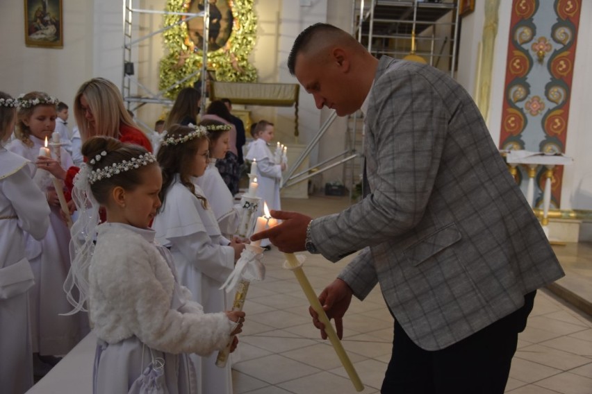 Sakrament Pierwszej Komunii Świętej w kościele pw. św. Wawrzyńca w Gołańczy. Grupa I 