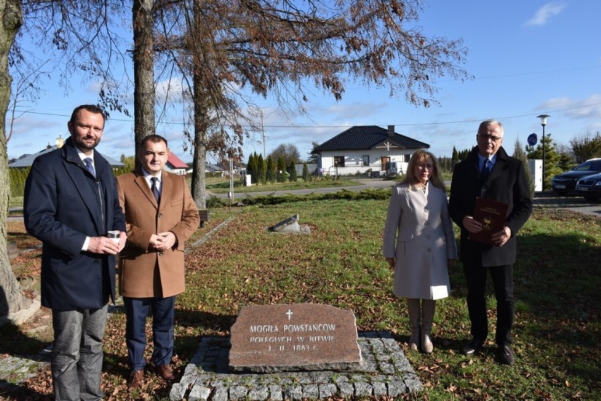 Ziemia z polskich mogił wojennych pod Pomnikiem Orła Białego w Paczkowie