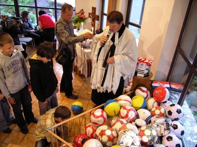 Pastor Jan Byrt odprawił nabożeństwo za Euro 2012 i rozdał...