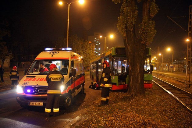 Wrocław: Wypadek autobusu na Ślężnej (ZDJĘCIA)