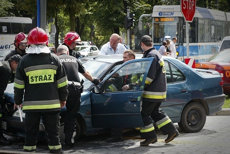 Wrocław: Wypadek na Powstańców Śląskich (ZDJĘCIA, FILM)