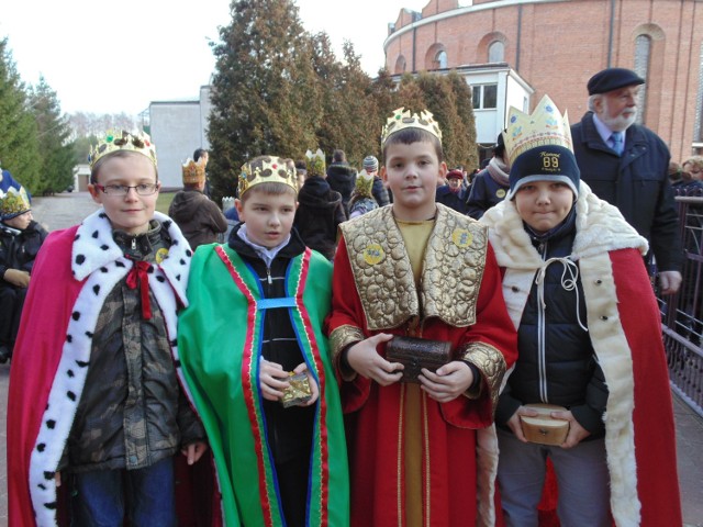 Poniatowa tak jak wiele innych polskich miast uroczyście obchodziła Święto Objawienia Pańskiego, popularnie zwane Świętem Trzech Króli. W poniedziałek, po sumie, z kościoła parafialnego  Poniatowej wyruszył barwny orszak. Na jego czele podążali młodzi trzej królowie – Kacper, Baltazar i Melchior. Do narodzonego w betlejemskiej szopie dzieciątka Jezus prowadziła ich i podążających za nimi mieszkańców gwiazda. 
-&nbsp;Dobrze, że jest dużo dzieci. Niech uczą się i poznają naszą piękną tradycję – mówiły do siebie dwie starsze panie idące w orszaku. Każdy mógł liczyć na koronę i śpiewnik, które rozdawane były przez miejscowych księży. A na zakończenie uroczystości, gdy trzej królowie pokłonili się już maleńkiemu Jezusowi, na uczestników orszaku czekała ciepła herbata, pyszne pierniczki i ciąg dalszy wspólnego kolędowania.