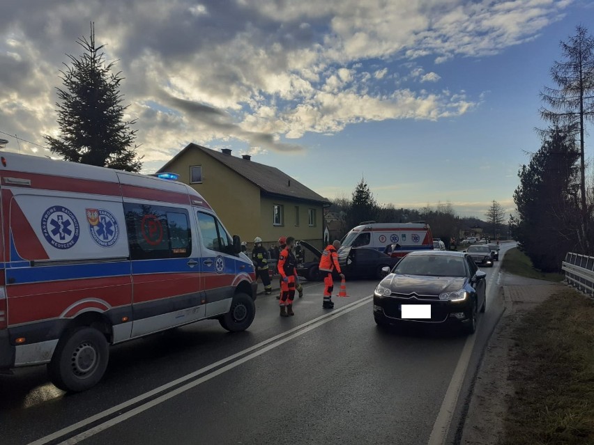 Siemiechów. Poważny wypadek na DW 980. BMW uderzyło w barierę, jeden z pasażerów śmigłowcem zabrany do szpitala [ZDJĘCIA]