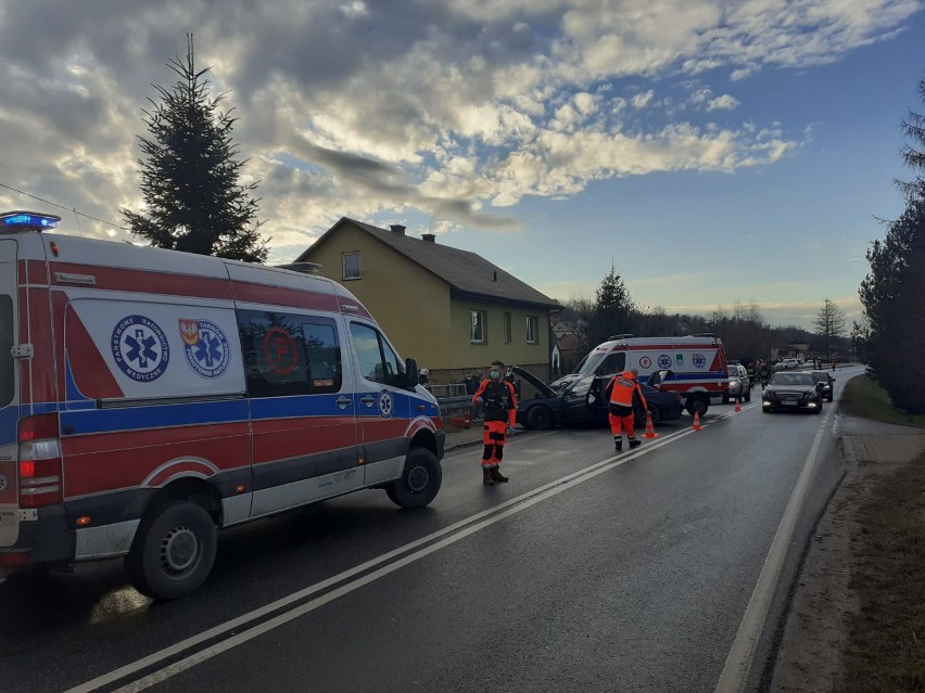 Siemiechów. Poważny wypadek na DW 980. BMW uderzyło w barierę, jeden z pasażerów śmigłowcem zabrany do szpitala [ZDJĘCIA]