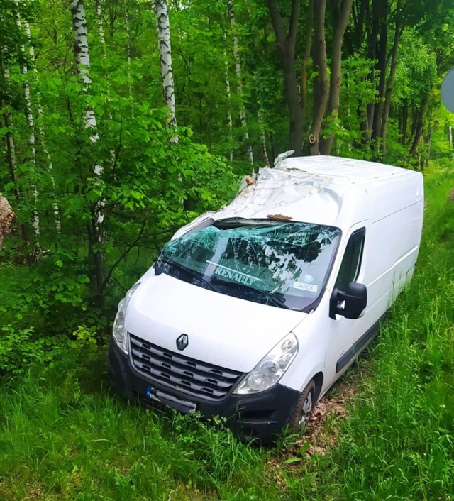 Na drodze krajowej nr 42 w gminie Masłowice samochód uderzył w drzewo