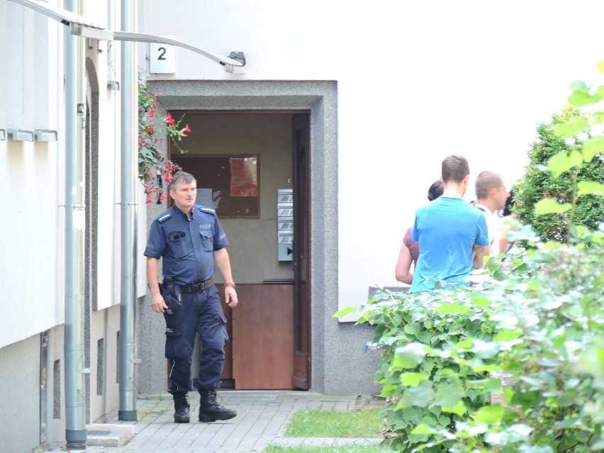 Krok od tragedii w Gliwicach! Mężczyzna zabarykadował się w piwnicy bloku w Łabędach. Groził samobójstwem