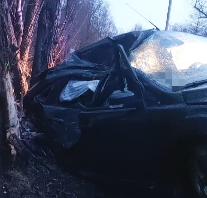 Szczytna: kierująca fordem wypadła z drogi i uderzyła w drzewo