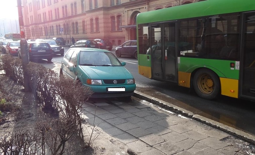 Poznań: Mistrz parkowania pod komisariatem