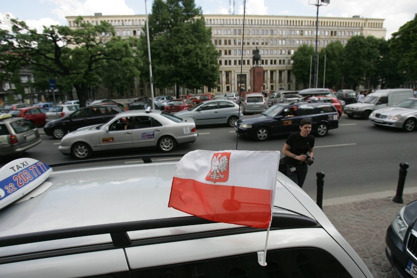 Protest taksówkarzy w Katowicach. Zablokowali centrum miasta [ZDJĘCIA, WIDEO]