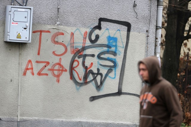 Pseudograffiti na osiedlu Azory