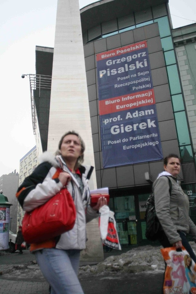 Plakat na budynku przy ulicy Modrzejowskiej