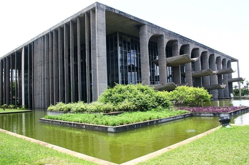 Pałac Sprawiedliwości, Brasilia. Znajduje się przy drodze...