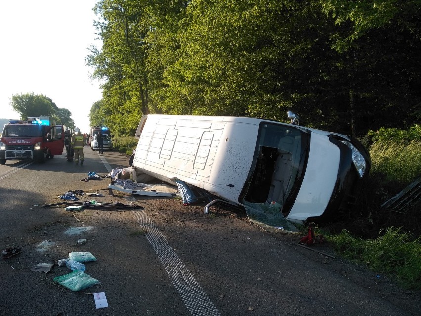 Bus wpadł o rowu na drodze krajowej koło Pniew [Aktualizacja]