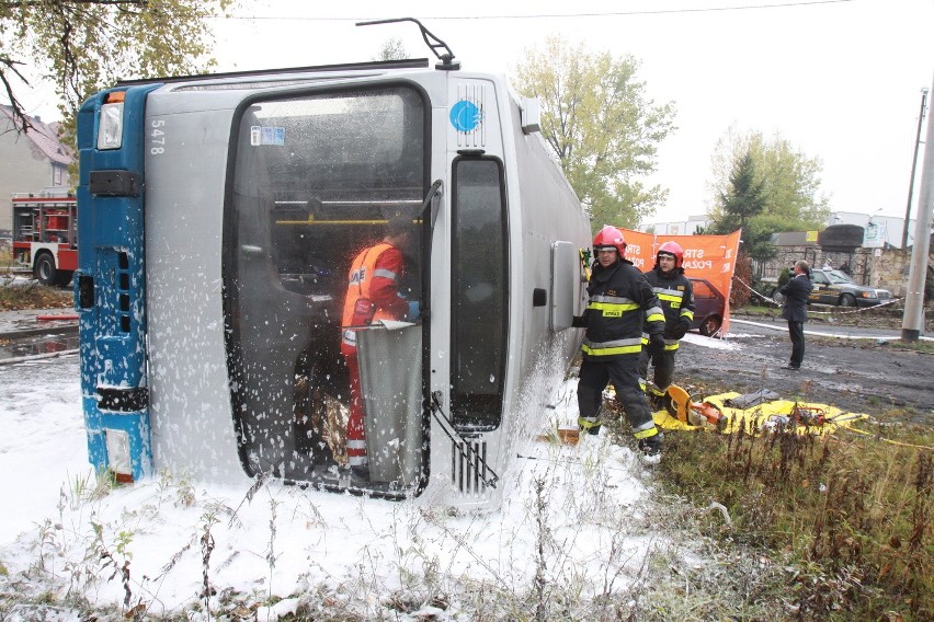 Wypadek autobusu w Lipinach [ZDJĘCIA Z ĆWICZEŃ STRAŻAKÓW]