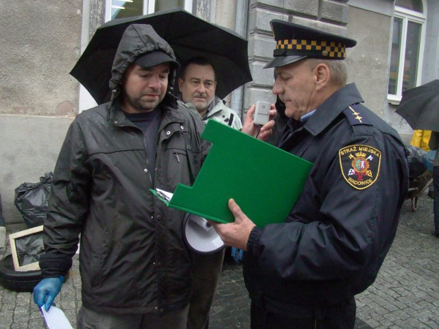 Mateusz Klinowski, lider IWW, pouczany przez Tadeusza Frasunka, strażnika miejskiego
