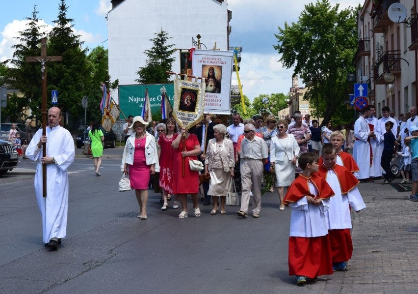Tłumy wiernych na procesji Bożego Ciała w Ostrowcu (ZDJĘCIA)