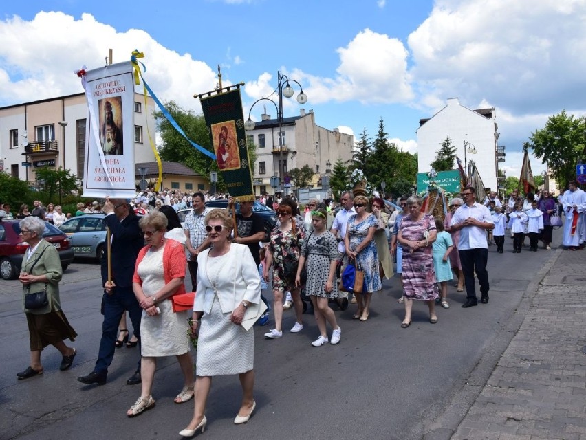Tłumy wiernych na procesji Bożego Ciała w Ostrowcu (ZDJĘCIA)