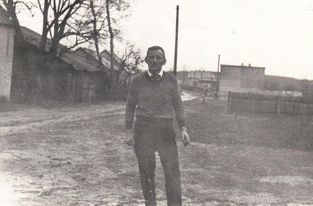 Mirosław Podsiadłowski na terenie swojej posesji w miejscowości Gościnna, lata 70.