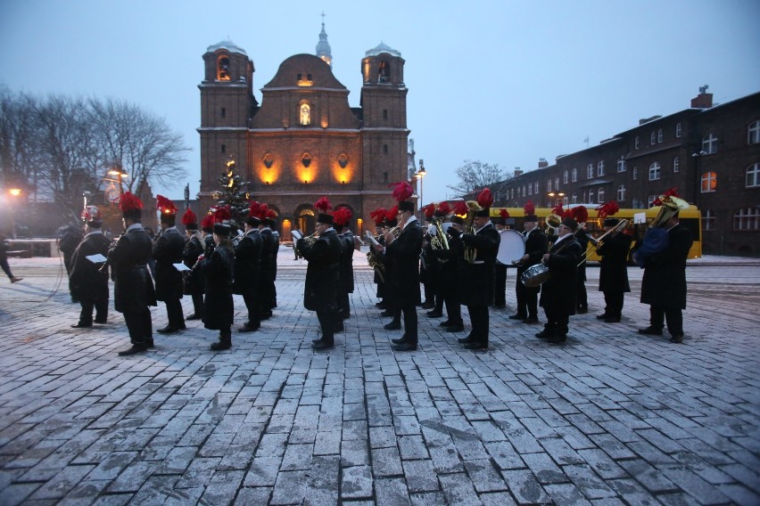 Barbórka 2017 w Katowicach.Orkiestra górnicza zagrała na Nikiszowcu [ZDJĘCIA]