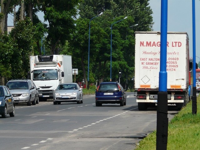 Mieszkańcy osiedla skarżą się na parkujące przy ulicy tiry