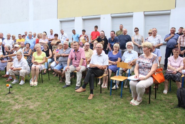 Prezydent Mariusz Chrzanowski, pomimo zapewnień, że nie będzie na spotkaniu, zjawił się i tłumaczył sytuację z budową ubojni