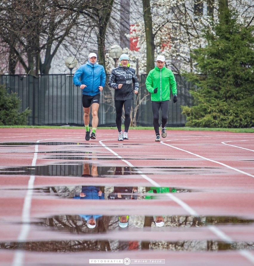 "Biegam Bo Lubię" w Częstochowie. Bezpłatne zajęcia biegowe na stadionie lekkoatletycznym przy ulicy Dąbrowskiego
