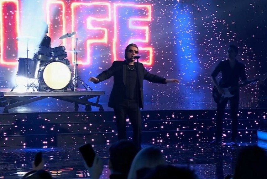 Mateusz Ziółko wcielił się w Bono i zaśpiewał największy hit U2. Był perfekcyjny i wygrał odcinek „Twoja Twarz Brzmi Znajomo”