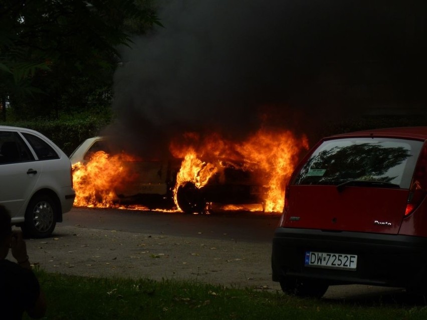 Wrocław: Płonął samochód osobowy w okolicy Magnolii (ZOBACZ ZDJĘCIA)