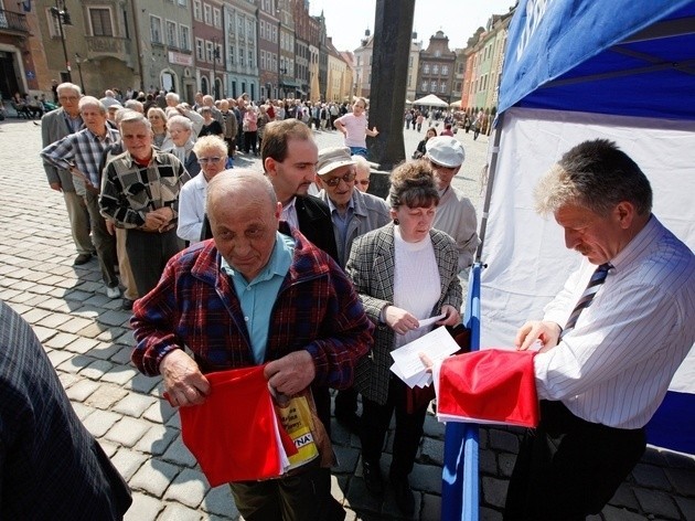 We wtorek i środę flagi mogli odebrać mieszkańcy Poznania. Wręczał je osobiście Ryszard Grobelny, Prezydent Poznania