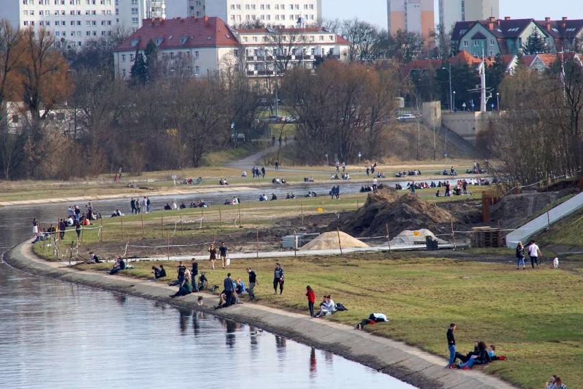 Ciepła i słoneczna środa sprawiła, że nadbrzeże Warty...