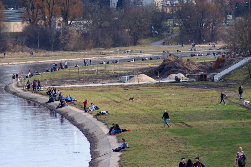 Ciepła i słoneczna środa sprawiła, że nadbrzeże Warty...