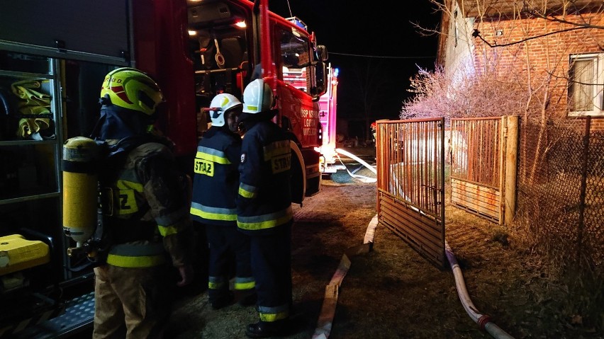Pożar budynku mieszkalnego w Janowie w gminie Dobryszyce. 76-latek zabrany do szpitala [ZDJĘCIA]