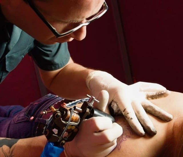 Tatuaż ma upiększyć ciało, ale może je też zabić