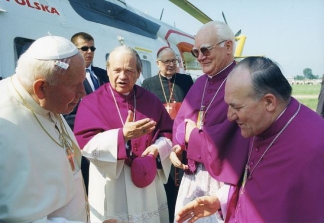 12 czerwca 1999 roku, czyli dokładnie 21 lat temu helikopter z papieżem Janem Pawłem II wylądował na pastwisku w Tarnobrzegu - Wielowsi, stąd owacyjnie witany Ojciec Święty pojechał papamobile do Sandomierza na mszę świętą. Jak teraz wygląda papieskie lądowisko? Zamiast pastwiska są domy i pamiątkowy obelisk.

ZOBACZ ZDJĘCIA NA KOLEJNYCH SLAJDACH >>>>