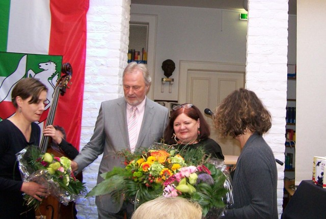 Sława Lisiecka przyjmuje gratulacje. W środku dr Fritz Behrens, prezydent Fundacji Sztuki Nadrenii-Westfalii
