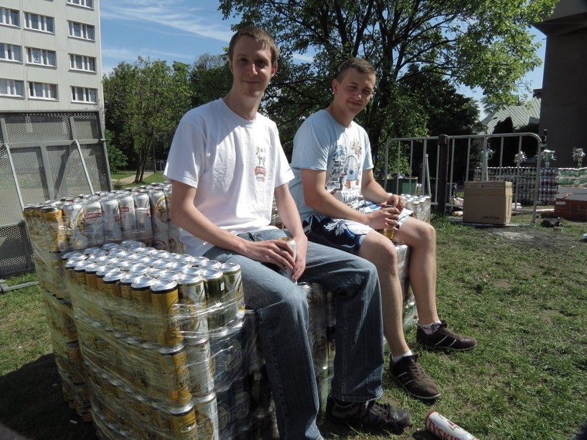 Studenci zbudowali trabanta i stadion z puszek (ZOBACZ)