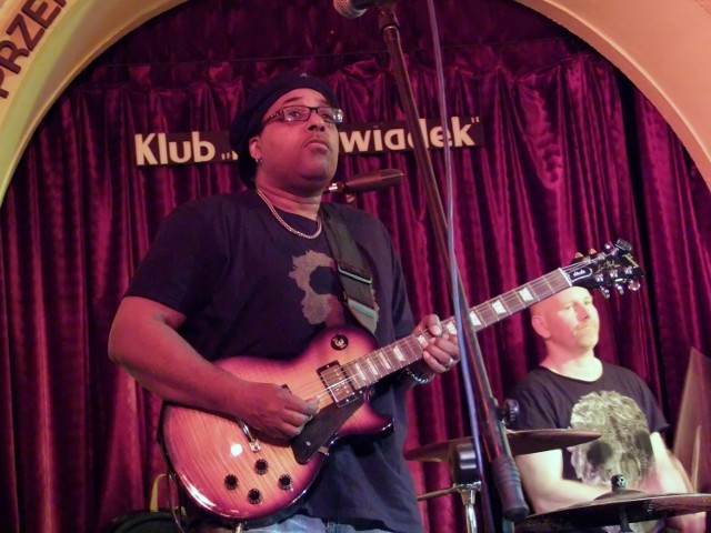 Klub „Niedźwiadek” Przemyskiego Centrum Kultury i Nauki ZAMEK muzycznie znany jest z jazzu i bluesa. Z bluesa znany jest również amerykański czarnoskóry, niezwykle utalentowany showman, gitarzysta i wokalista Vince Agwada.